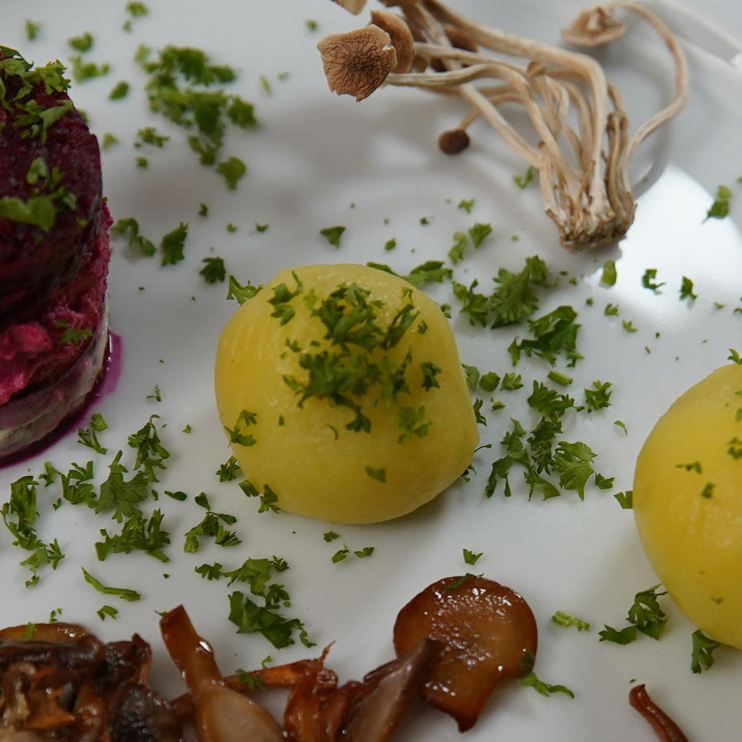 Kartoffelklöße mit Pilzfüllung und Feta-Beete Kartoffelklöße mit Pilzfüllung und Feta-Beete