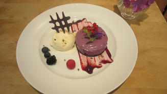 Blaubeer-Cheesecake mit Joghurt-Eis 