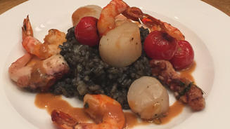Schwarzes Risotto mit Pulpo