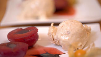 Spekulatius Eis an Rum-Pflaumen