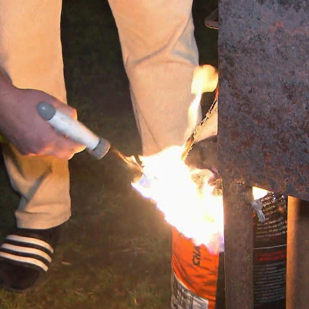 So macht man Grillkohletüten auf - jedenfalls bei Paul.
