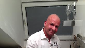 Männerrunde in Marcos Küche