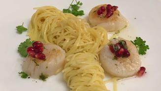 Gebratene Jakobsmuscheln im Nudelnest