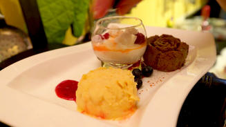  Eiskombination mit Fruchtspiegel 