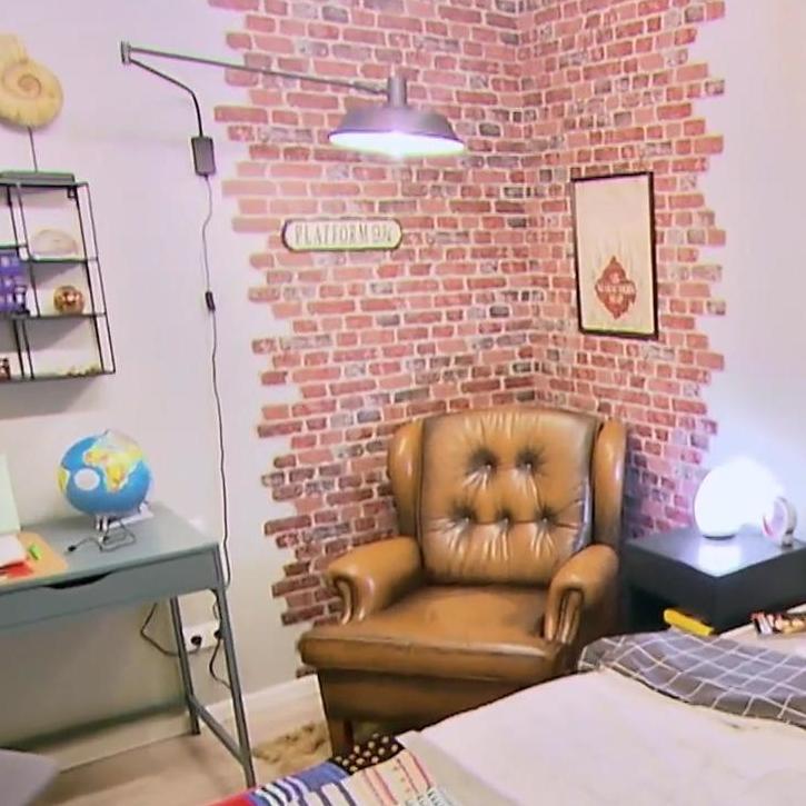 Eine supercoole Zimmerecke mit Ledersessel und einer Wand in Ziegelstein-Optik lädt zum Lesen oder Chillen ein.