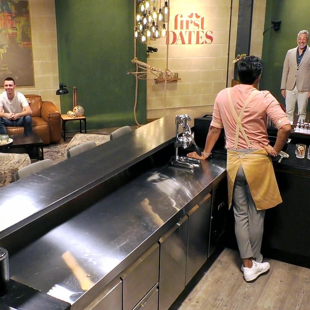 Barkeeper Nic Shanker staunt gemeinsam mit \First Dates\-Gastgeber Roland Trettl über die Größe von Singlemann Jonas Barkeeper Nic Shanker staunt gemeinsam mit \First Dates\-Gastgeber Roland Trettl über die Größe von Singlemann Jonas