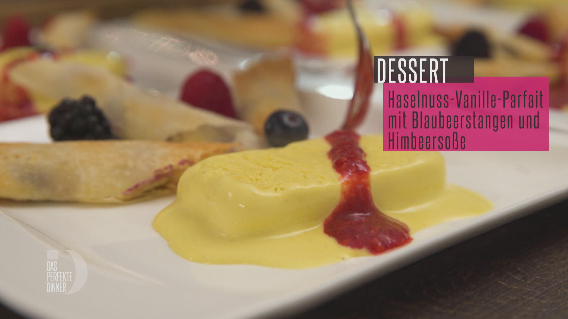 Haselnuss-Vanille-Parfait mit Heidelbeerröllchen und Himbeersoße