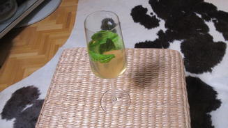 Spritziger Crémant mit Birne und Minze