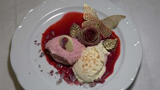 Nocken vom Rosen-Himbeer-Mousse