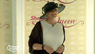 Michaela im tristen Beerdigungs-Dress