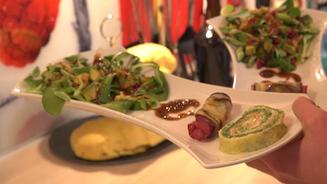 Spinat-Lachsröllchen mit Salat