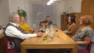 Devin greift zur Gitarre