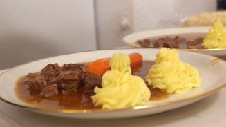 Gulasch à la Maman mit Kartoffeltupfer