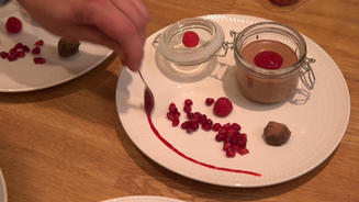 Mousse au Chocolat mit Pralinen