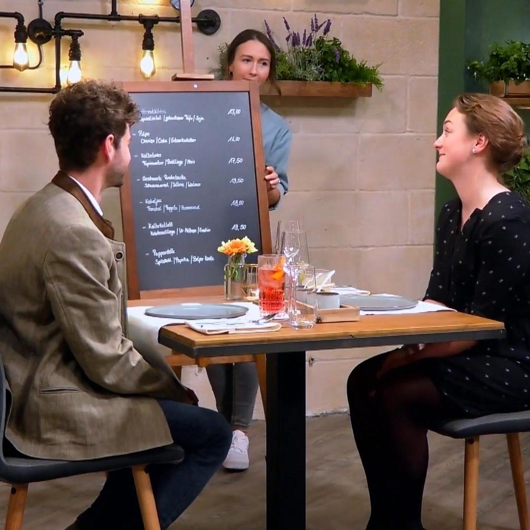 Bei \First Dates\ muss sich Alex nicht um eine ordentlich Grundlage sorgen Bei \First Dates\ muss sich Alex nicht um eine ordentlich Grundlage sorgen