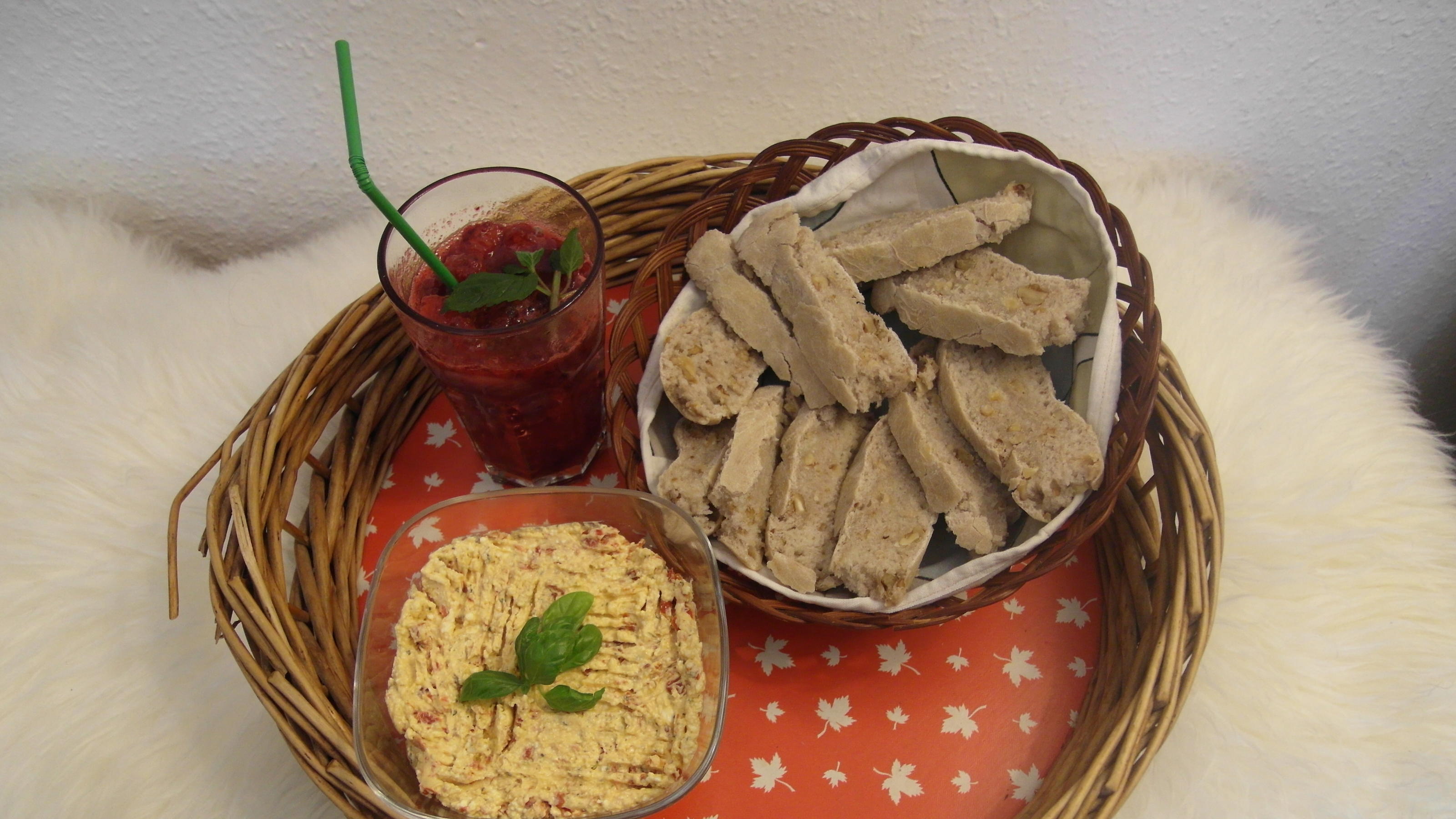 Katharin startet in den Abend mit Kirsch Mojito und Walnuss-Ciabatta ...