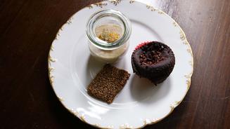Bohnenbrownie mit Schneecreme