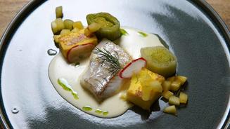 Zander an Polenta mit Apfel und Lauch