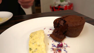 Lava–Cake mit Pistazienparfait