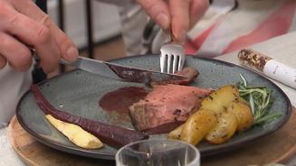Mona serviert Suppenfleisch als Braten