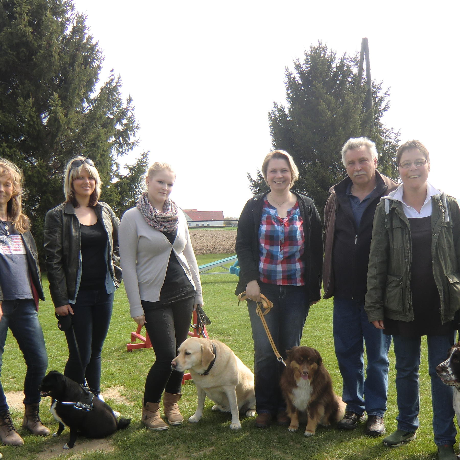 Tiergeschichten3 - VOX-DOCMA TV - Treffen auf dem Hundeplatz Tiergeschichten3 - VOX-DOCMA TV - Treffen auf dem Hundeplatz