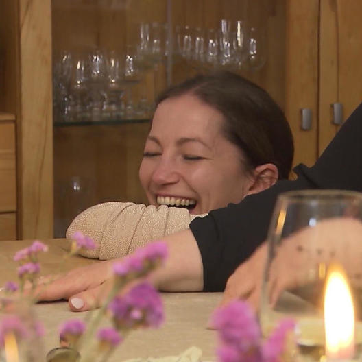 Maggis Final-Dinner fängt harmlos an. Doch beim Dessert eskaliert die Situation