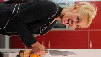 Die "Super-Blondine" ist ein Kochfan