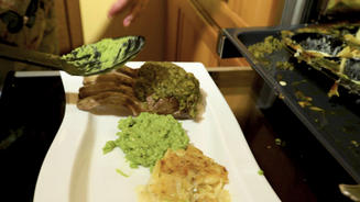  Lammkarree, Erbsenpüree, Kartoffeln