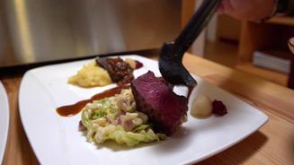 Hirschrückensteak an Tonkabohnen-Sauce