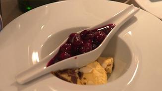 Geeister Kaiserschmarrn mit Kirschen