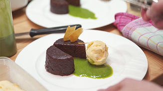  Sachertörtchen, Honig-Eis und Coulis