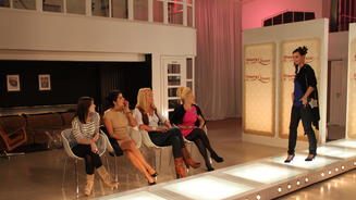 Röhrenjeans und knallblaue High Heels