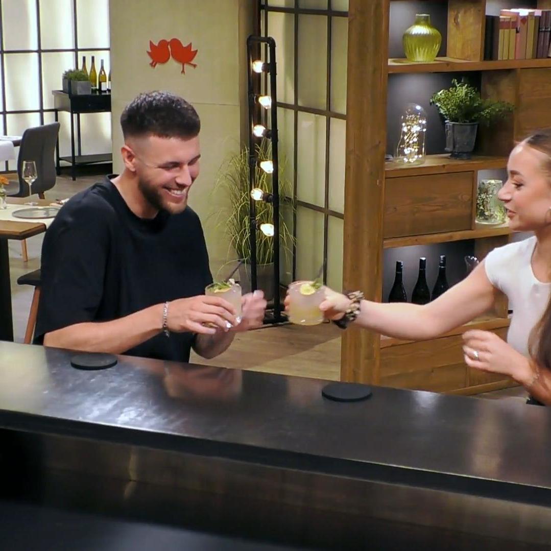 Online-Bekanntschaft trifft sich überraschend im \First Dates'-Restaurant