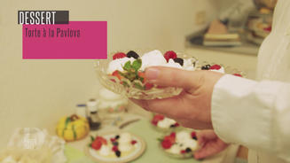 Baisertorte mit frischen Beeren