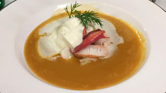Cremige Hummersuppe mit Anisée-Sahne
