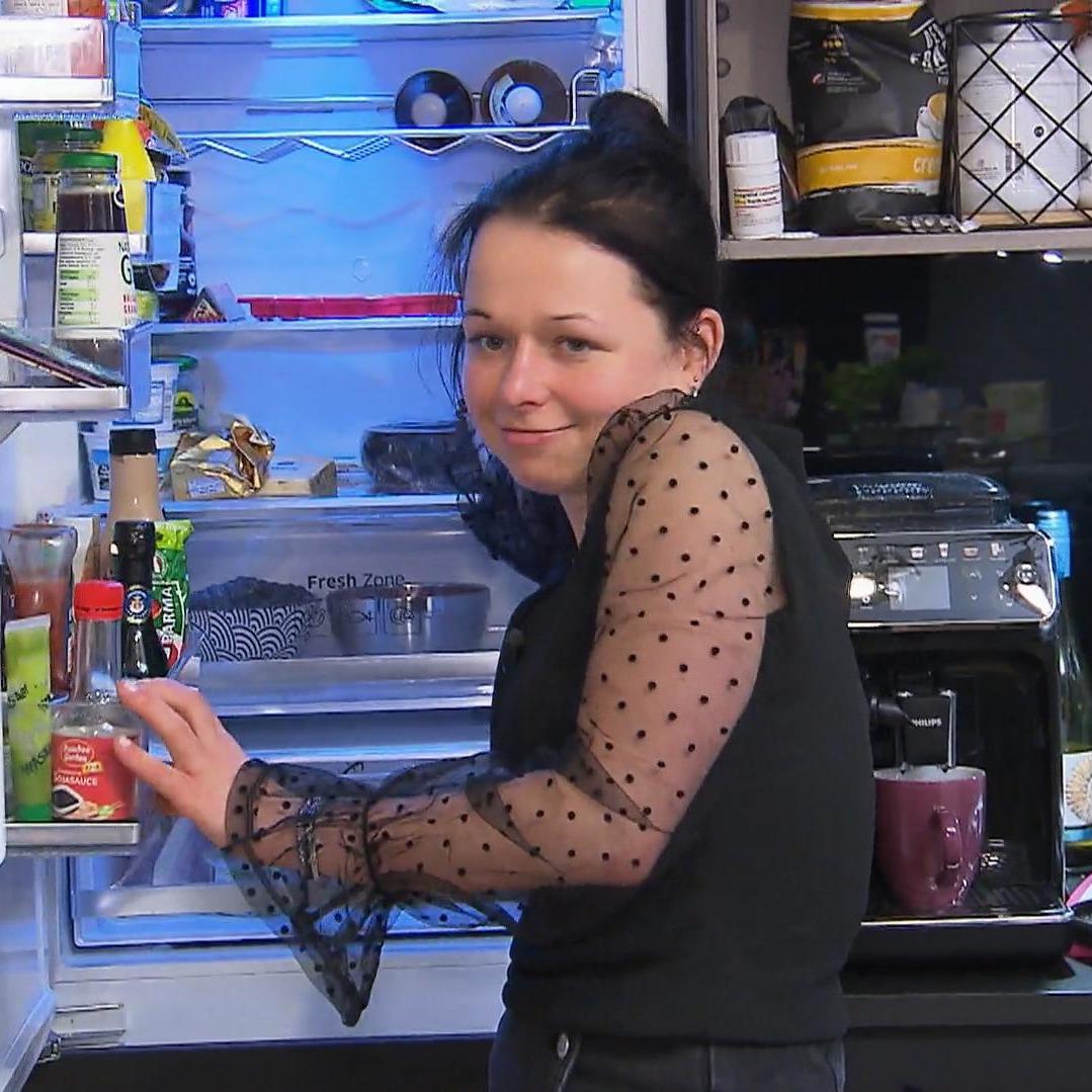 Das ist Franzi dann doch ein bisschen peinlich: Ihre Gäste haben ihre Teller selbst abgeräumt. Das ist Franzi dann doch ein bisschen peinlich: Ihre Gäste haben ihre Teller selbst abgeräumt.