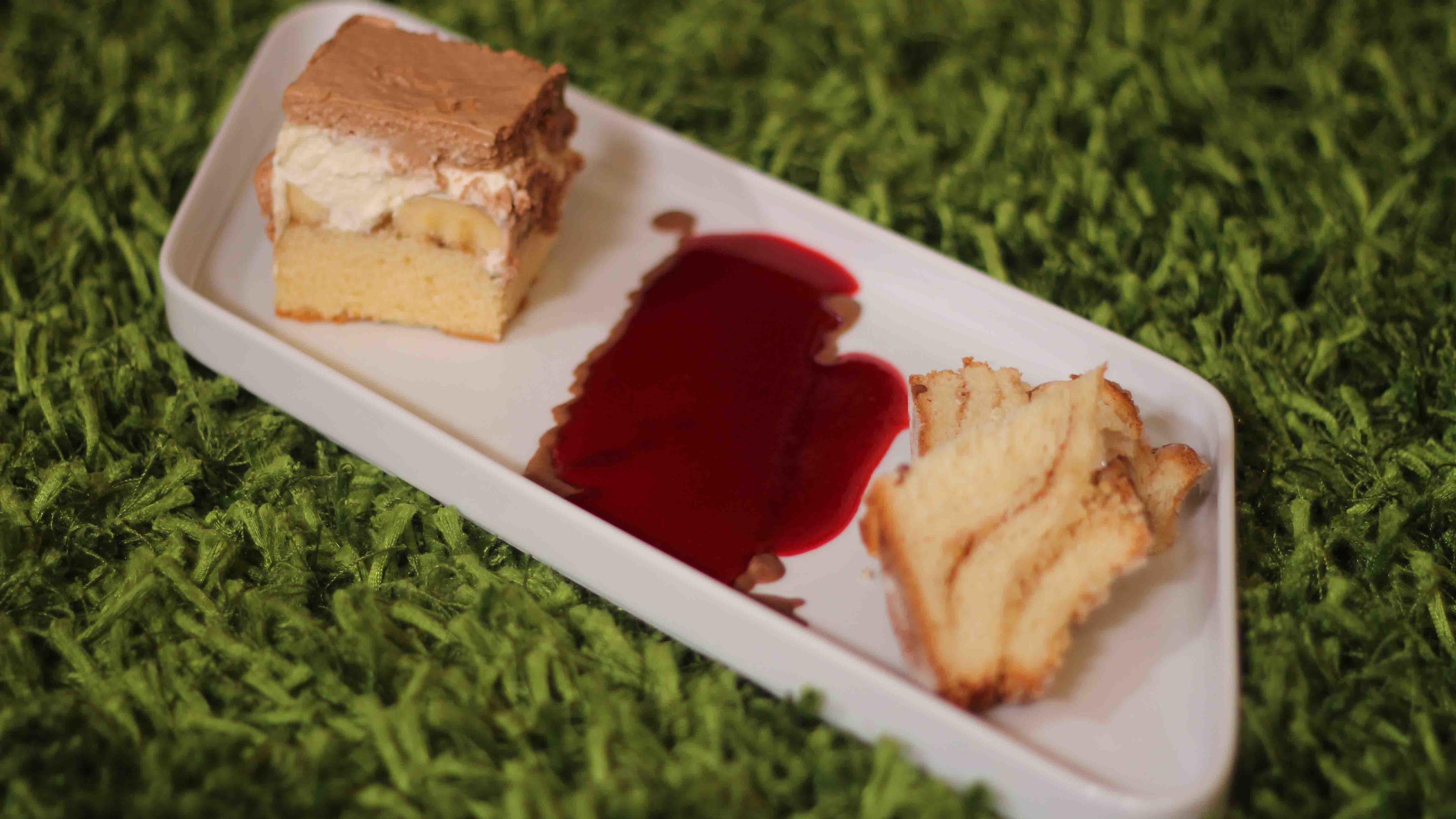 Bananen-Schoko-Torte und schwäbischer Nußzopf an einem Fruchtspiegel Bananen-Schoko-Torte und schwäbischer Nußzopf an einem Fruchtspiegel