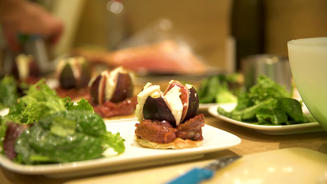 Mit Ziegenkäse überbackene Feige