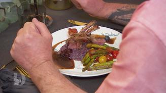 Lammkarree auf Blaubeerrisotto