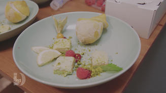 Gewürz-Eiscreme mit Pistazienbiskuit