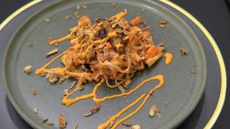 Reisnudel-Salat mit gebratenem Tempeh