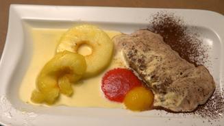 Pumpernickelparfait an Apfelscheiben