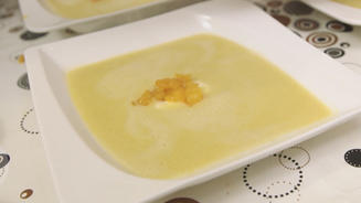 Aprikosen-Linsen-Suppe mit Sauerrahm