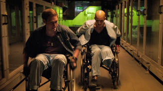 Rasantes Rollstuhlrennen bei Nacht