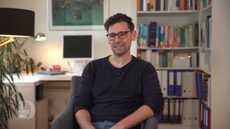 Marc serviert ein europäisches Menü