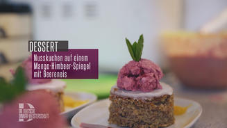 Nusskuchen mit Beerenblitzeis