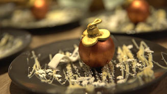 Weihnachtskugeldessert mit Pflaumenmus