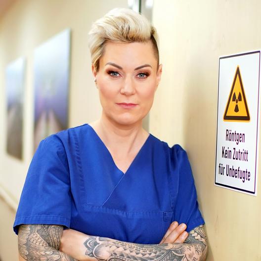 Doc Caro kämpft um das Leben eines Witwers mit drei kleinen Kindern