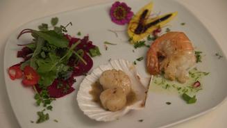 Wildkräutersalat auf Rote Beete