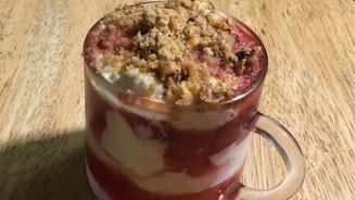 Feigen-Pflaumencrumble mit Walnüssen